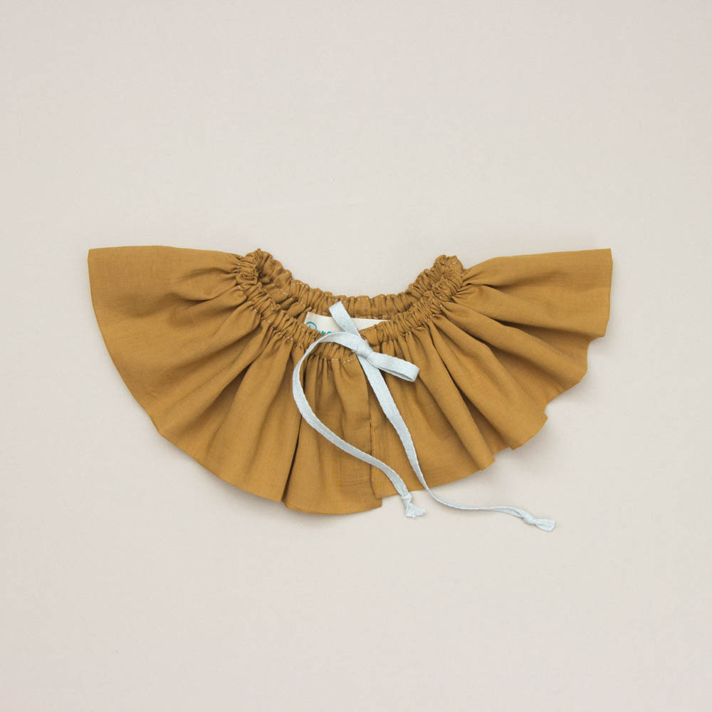 RUFFLE COLLAR